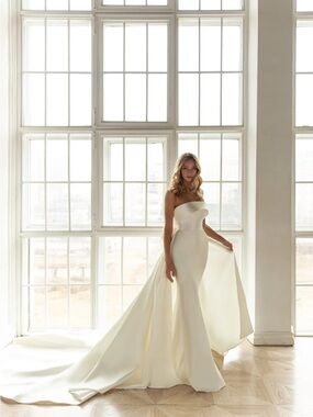 EVA LENDEL Elegant Strapless Ivory Wedding Gown with Dramatic Train SIZE 8/10